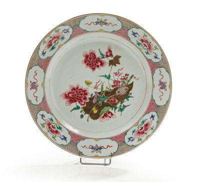 CHINE Plat en porcelaine décoré en émaux de famille de fleurs.
Fin XIXe siècle
Diam....