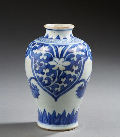 CHINE Vase en porcelaine décoré en bleu sous couverte de rinceaux et fleurs.
XIXe...