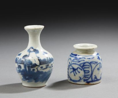 CHINE Ensemble de deux petits vases en porcelaine décoré en bleu sous couverte de...