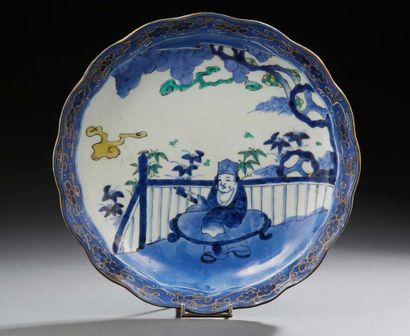 JAPON Plat circulaire à bords contournés en porcelaine, décoré en bleu sous couverte...