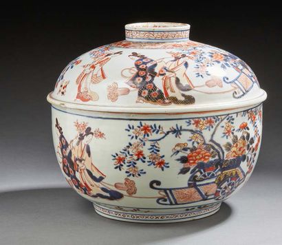 JAPON Grand bol couvert en porcelaine décoré dans la palette imari de femmes (Bijins)...