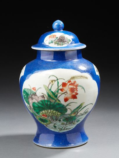 CHINE Vase couvert en porcelaine de forme balustre à fond bleu poudré, décoré dans...