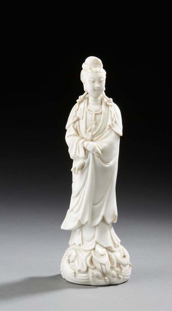 CHINE Figurine en porcelaine émaillée blanche représentant la déesse Guanhin, debout...