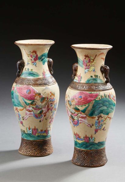 CHINE Paire de vases en porcelaine émaillé à motif de guerriers.
Nankin, vers 1900.
H....