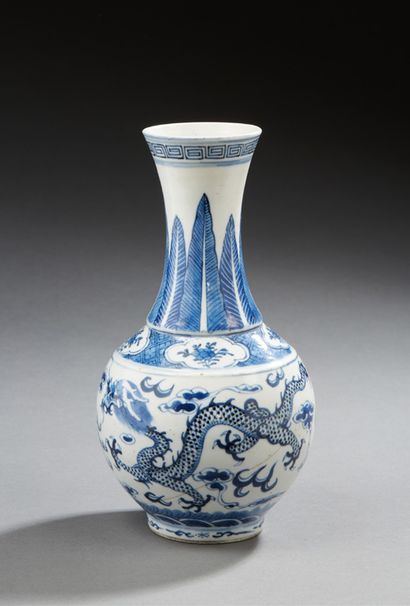 CHINE Vase en porcelaine blanc bleu à long à motif de dragon.
Marque au revers.
H....