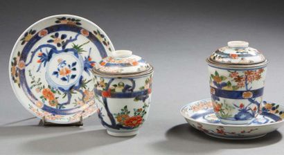 CHINE Deux tasses couvertes et leurs sous tasses en porcelaine à décor imari, les...
