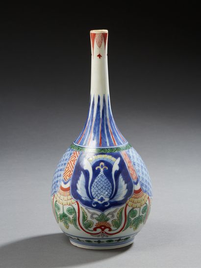 JAPON Vase à long col étroit en porcelaine à décor sous couverte imari.
XVIIIe/XIXe...