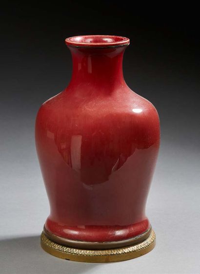 CHINE Vase de forme balustre à fond monochrome sang de boeuf ; intérieur émaillé...