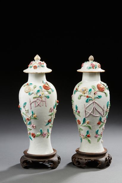 CHINE 
Paire de petites potiches couvertes de forme balustre en porcelaine, décorées...