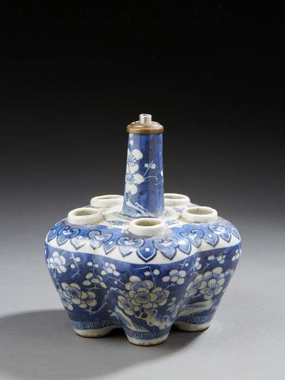 CHINE Porcelain tulip pot with six receptacles decorated in blue underglaze with...