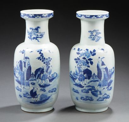 CHINE Paire de vases rouleaux en porcelaine décoré en bleu sous couverte de personnages.
XIXe...