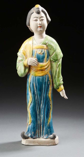 CHINE Statuette en terre vernissée polychrome.
Dans le style des Ming.
H. : 39,5...