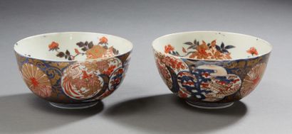 JAPON Deux bols en porcelaine à décor imari.
XVIIIe siècle.
Dim. : 7,5 x 15 cm