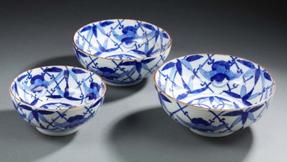 CHINE Three circular porcelain bowls of different sizes decorated with blue underglaze...