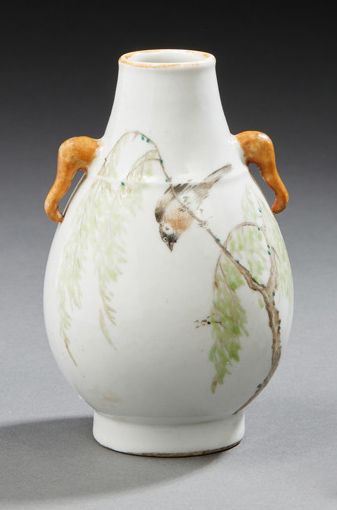 CHINE Vase ovoïde en porcelaine, les anses figurant des têtes d'éléphants, décoré...