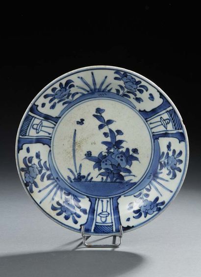 JAPON Assiette en porcelaine Arita décorée en bleu sous couverte de grenades et de...