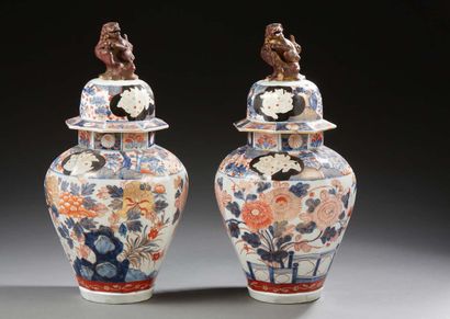 STYLE DE JAPON Paire de potiches en porcelaine de forme octogonal, décorés dans la...