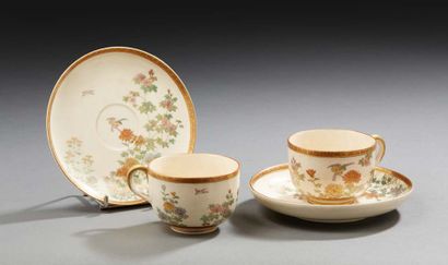 JAPON Deux tasses en porcelaine décoré en émaux doré de fleurs et feuillages.
Satsuma...