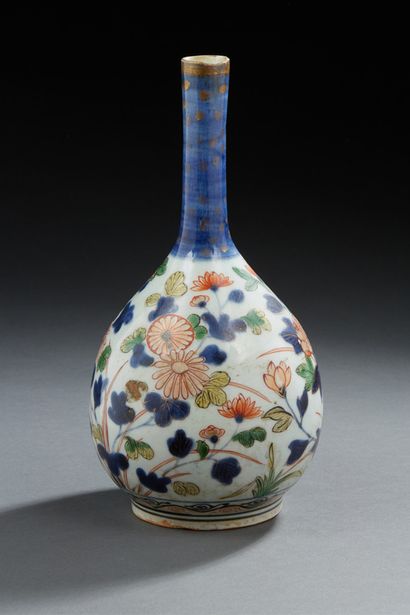 JAPON Vase ovoide à col étroit en porcelaine décorée dans la palette Imari de chrysathèmes...