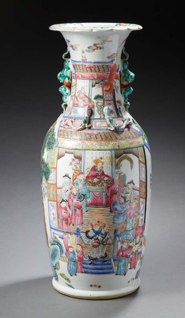 CHINE Grand vase en porcelaine de forme balustre, décoré en émaux polychrome de Canton...