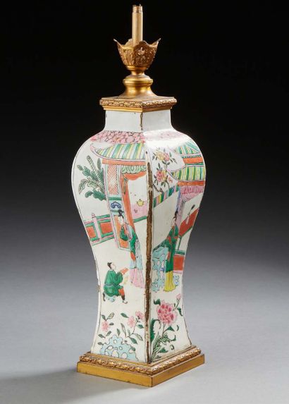 CHINE Vase quadrangulaire de forme balustre décoré en émaux de la famille rose de...
