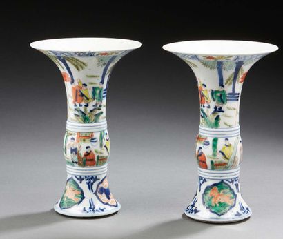 CHINE Paire de vases en porcelaine de forme Yenyen décorés en émaux Wucaï de personnages...