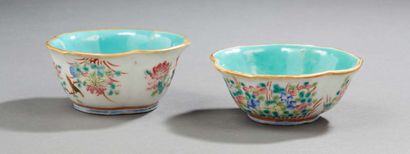 CHINE Deux bols en porcelaine décoré en émaux de fleurs et feuillages. Intérieur...
