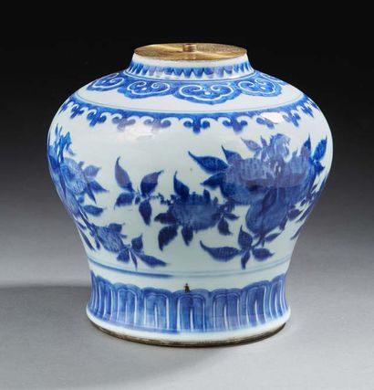 CHINE Vase de forme balustre en porcelaine décoré en bleu sous couverte de fruits...