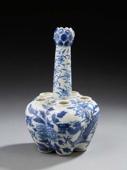 CHINE A six receptacle porcelain tulip pot decorated in blue underglaze with two...