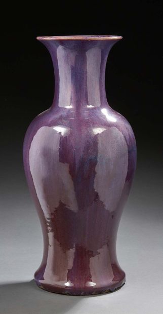 CHINE Vase en grès porcelaineux de forme balustre à fond monochrome flammé.
Seconde...