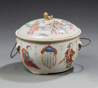 CHINE Pot couvert en porcelaine décoré sous couverte de motifs de personnages et...
