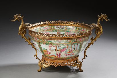 CHINE Coupe en porcelaine décoré en émaux de Canton figurant des scènes de palais....