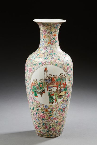 CHINE Vase en porcelaine à décor d'un médaillon central sur un fond floral.
XXe siècle
H....