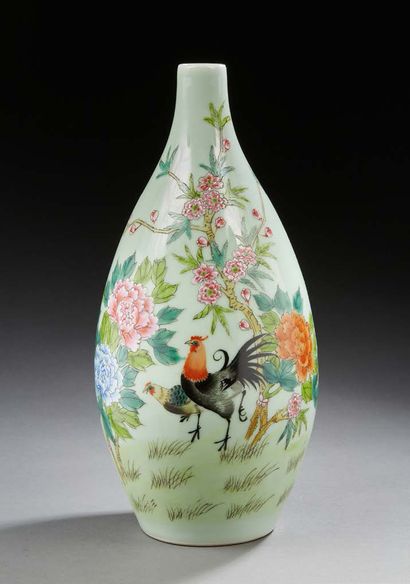 CHINE Vase bouteille en porcelaine à fond céladon vert, décoré en émaux de la famille...