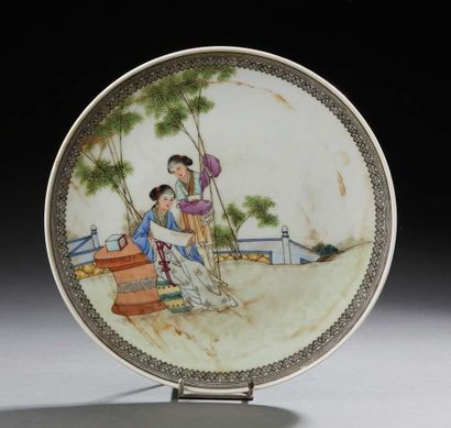 CHINE Assiette circulaire en porcelaine sur léger pied à décor en émaux de la famille...