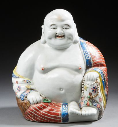 CHINE Figurine porcelaine représentant un Putaï assis, sa rode traitée en polychromie....