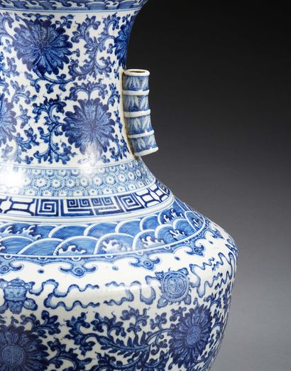 CHINE Grand vase HU en porcelaine de forme balustre, à deux anses tubulaires à l'imitation...