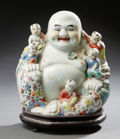 CHINE Groupe en porcelaine représentant Putaï assis entouré de cinq enfants, la robe...