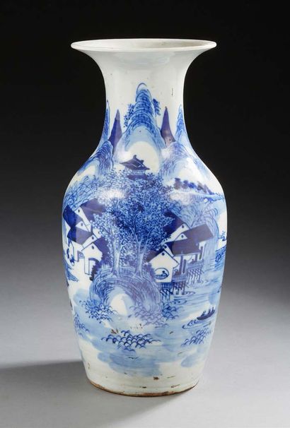 CHINE Vase de forme balustre en porcelaine décoré de sous couverte d'un village lacustre...