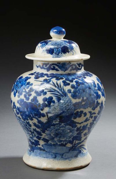 CHINE Vase couvert de forme balustre en porcelaine décoré en bleu sous couverte d'oiseau,...