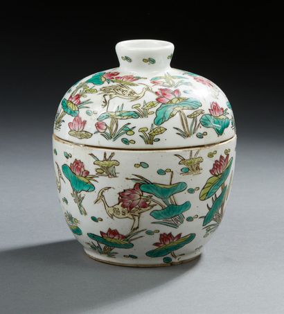 CHINE Pot couvert en porcelaine à décor en émaux de la famille rose de hérons entourés...