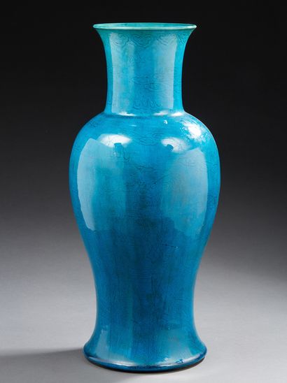 CHINE Vase de forme balustre en biscuit à fond turquoise à décor incisé de trois...