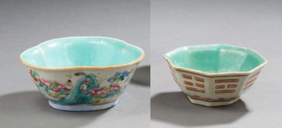 CHINE Deux bols en porcelaine décorés en émaux et intérieur bleu.
Fin XIXe siècle.
Dim....