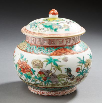 CHINE Pot couvert circulaire en porcelaine de forme balustre décoré en émaux de la...