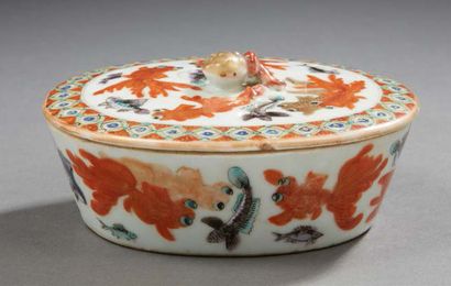 CHINE Boite couverte en porcelaine à décor de poissons rouge et crustacés.
XIXe siècle
Dim....