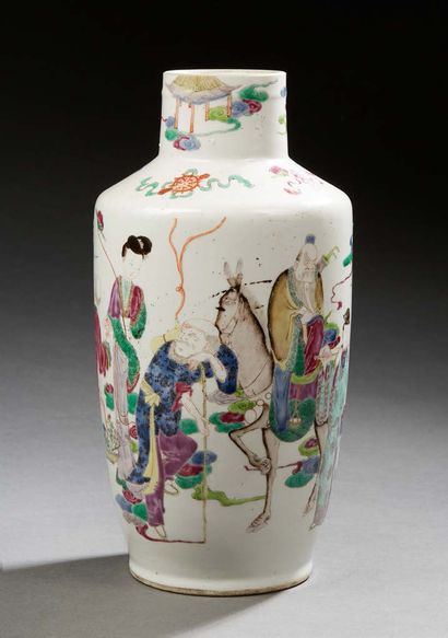 CHINE Vase rouleau en porcelaine à décor en émaux polychromes des huit immortels...