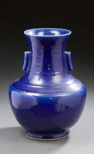 CHINE Vase à anses en porcelaine à glaçure bleu cobalt.
XIXe/XXe siècle
H. : 38 ...