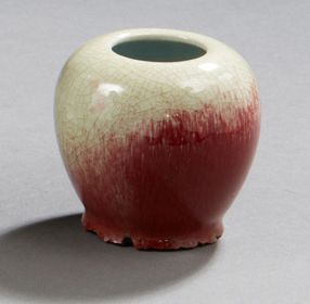 CHINE Petit vase en porcelaine céladon craquelé.
H. : 8 cm