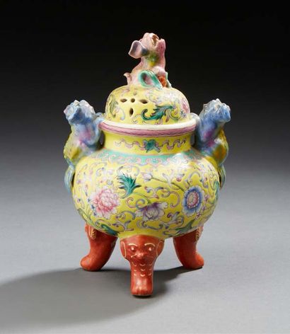 CHINE Pot couvert tripode en porcelaine faisant office de brûle parfum, à fond jaune...