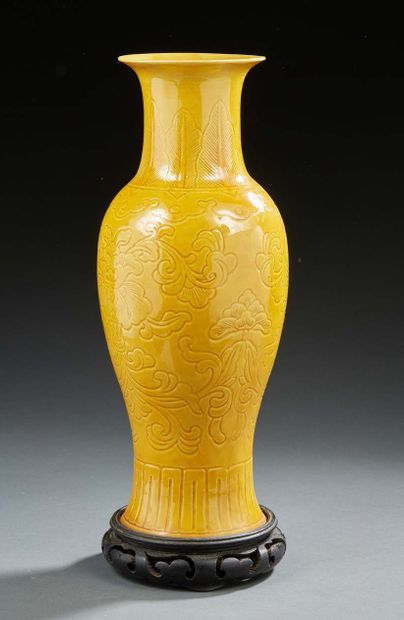 CHINE Petit vase de forme balustre à fond ocre, à décor incisé de fleurs d e:lotus...